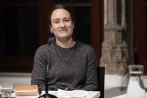 Deutsche Schriftstellerinnen Anne Korth und Barbara Peveling im Gespräch mit der deutschen Politikwissenschaftlerin Simone Scharbert sprechen über das Thema "Gewalt gegen Frauen" im Literaturhaus Köln (&copy; Thomas Brill)